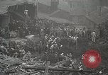 Image des opérations de sauvetage Lyon France, 1930, de la seconde 19 séquences d'archives historiques vidéo 65675023907