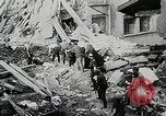 Image des opérations de sauvetage Lyon France, 1930, de la seconde 24 séquences d'archives historiques vidéo 65675023907