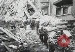 Image des opérations de sauvetage Lyon France, 1930, de la seconde 29 séquences d'archives historiques vidéo 65675023907