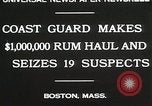 Image Rhum de la garde côtière dans l'interdiction de saisie Boston Massachusetts USA, 1930, de la seconde 3 séquences d'archives historiques vidéo 65675023912