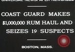 Image Rhum de la garde côtière dans l'interdiction de saisie Boston Massachusetts USA, 1930, de la seconde 4 séquences d'archives historiques vidéo 65675023912