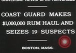 Image Rhum de la garde côtière dans l'interdiction de saisie Boston Massachusetts USA, 1930, de la seconde 6 séquences d'archives historiques vidéo 65675023912