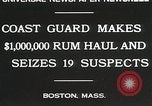 Image Rhum de la garde côtière dans l'interdiction de saisie Boston Massachusetts USA, 1930, de la seconde 10 séquences d'archives historiques vidéo 65675023912