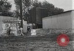 Image Liqueur fédéral durant la prohibition raid Downey California USA, 1932, de la seconde 17 séquences d'archives historiques vidéo 65675023913