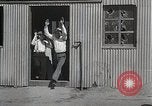 Image Liqueur fédéral durant la prohibition raid Downey California USA, 1932, de la seconde 49 séquences d'archives historiques vidéo 65675023913