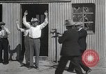 Image Liqueur fédéral durant la prohibition raid Downey California USA, 1932, de la seconde 52 séquences d'archives historiques vidéo 65675023913