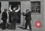 Image Liqueur fédéral durant la prohibition raid Downey California USA, 1932, de la seconde 55 séquences d'archives historiques vidéo 65675023913