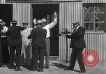 Image Liqueur fédéral durant la prohibition raid Downey California USA, 1932, de la seconde 60 séquences d'archives historiques vidéo 65675023913
