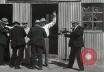 Image Liqueur fédéral durant la prohibition raid Downey California USA, 1932, de la seconde 61 séquences d'archives historiques vidéo 65675023913