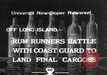 Immagine di Coast Guard perseguire bootlegger in divieto Long Island New York USA, 1933, secondo 1 filmato di repertorio 65675023920