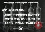Immagine di Coast Guard perseguire bootlegger in divieto Long Island New York USA, 1933, secondo 4 filmato di repertorio 65675023920