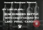 Immagine di Coast Guard perseguire bootlegger in divieto Long Island New York USA, 1933, secondo 5 filmato di repertorio 65675023920