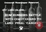 Immagine di Coast Guard perseguire bootlegger in divieto Long Island New York USA, 1933, secondo 6 filmato di repertorio 65675023920