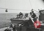 Immagine di Coast Guard perseguire bootlegger in divieto Long Island New York USA, 1933, secondo 14 filmato di repertorio 65675023920