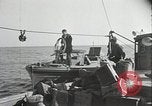 Immagine di Coast Guard perseguire bootlegger in divieto Long Island New York USA, 1933, secondo 15 filmato di repertorio 65675023920