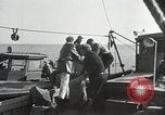 Immagine di Coast Guard perseguire bootlegger in divieto Long Island New York USA, 1933, secondo 23 filmato di repertorio 65675023920