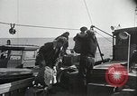 Immagine di Coast Guard perseguire bootlegger in divieto Long Island New York USA, 1933, secondo 26 filmato di repertorio 65675023920