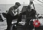 Immagine di Coast Guard perseguire bootlegger in divieto Long Island New York USA, 1933, secondo 46 filmato di repertorio 65675023920