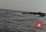 Immagine di Coast Guard perseguire bootlegger in divieto Long Island New York USA, 1933, secondo 58 filmato di repertorio 65675023920