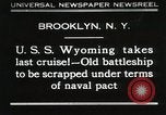 Standbild USS Wyoming Durchfahrt unter der Brooklyn Bridge New York City USA, 1930, aus Sekunde 1 historischem Filmmaterial Videoclip 65675023930