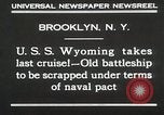 Standbild USS Wyoming Durchfahrt unter der Brooklyn Bridge New York City USA, 1930, aus Sekunde 3 historischem Filmmaterial Videoclip 65675023930