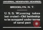 Standbild USS Wyoming Durchfahrt unter der Brooklyn Bridge New York City USA, 1930, aus Sekunde 4 historischem Filmmaterial Videoclip 65675023930