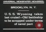 Standbild USS Wyoming Durchfahrt unter der Brooklyn Bridge New York City USA, 1930, aus Sekunde 5 historischem Filmmaterial Videoclip 65675023930