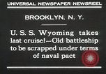 Standbild USS Wyoming Durchfahrt unter der Brooklyn Bridge New York City USA, 1930, aus Sekunde 6 historischem Filmmaterial Videoclip 65675023930