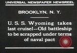 Standbild USS Wyoming Durchfahrt unter der Brooklyn Bridge New York City USA, 1930, aus Sekunde 7 historischem Filmmaterial Videoclip 65675023930