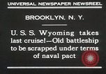 Standbild USS Wyoming Durchfahrt unter der Brooklyn Bridge New York City USA, 1930, aus Sekunde 8 historischem Filmmaterial Videoclip 65675023930