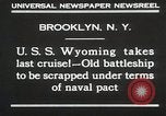 Standbild USS Wyoming Durchfahrt unter der Brooklyn Bridge New York City USA, 1930, aus Sekunde 9 historischem Filmmaterial Videoclip 65675023930