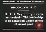 Standbild USS Wyoming Durchfahrt unter der Brooklyn Bridge New York City USA, 1930, aus Sekunde 10 historischem Filmmaterial Videoclip 65675023930