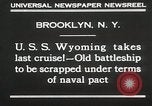 Standbild USS Wyoming Durchfahrt unter der Brooklyn Bridge New York City USA, 1930, aus Sekunde 11 historischem Filmmaterial Videoclip 65675023930