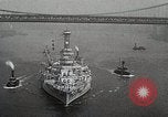 Standbild USS Wyoming Durchfahrt unter der Brooklyn Bridge New York City USA, 1930, aus Sekunde 13 historischem Filmmaterial Videoclip 65675023930