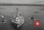Standbild USS Wyoming Durchfahrt unter der Brooklyn Bridge New York City USA, 1930, aus Sekunde 14 historischem Filmmaterial Videoclip 65675023930