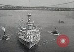 Standbild USS Wyoming Durchfahrt unter der Brooklyn Bridge New York City USA, 1930, aus Sekunde 15 historischem Filmmaterial Videoclip 65675023930