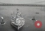 Standbild USS Wyoming Durchfahrt unter der Brooklyn Bridge New York City USA, 1930, aus Sekunde 16 historischem Filmmaterial Videoclip 65675023930