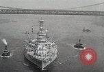 Standbild USS Wyoming Durchfahrt unter der Brooklyn Bridge New York City USA, 1930, aus Sekunde 17 historischem Filmmaterial Videoclip 65675023930