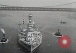 Standbild USS Wyoming Durchfahrt unter der Brooklyn Bridge New York City USA, 1930, aus Sekunde 18 historischem Filmmaterial Videoclip 65675023930
