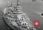 Standbild USS Wyoming Durchfahrt unter der Brooklyn Bridge New York City USA, 1930, aus Sekunde 19 historischem Filmmaterial Videoclip 65675023930