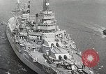 Standbild USS Wyoming Durchfahrt unter der Brooklyn Bridge New York City USA, 1930, aus Sekunde 20 historischem Filmmaterial Videoclip 65675023930