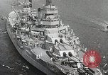 Standbild USS Wyoming Durchfahrt unter der Brooklyn Bridge New York City USA, 1930, aus Sekunde 21 historischem Filmmaterial Videoclip 65675023930