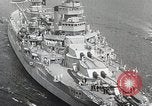 Standbild USS Wyoming Durchfahrt unter der Brooklyn Bridge New York City USA, 1930, aus Sekunde 22 historischem Filmmaterial Videoclip 65675023930