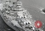 Standbild USS Wyoming Durchfahrt unter der Brooklyn Bridge New York City USA, 1930, aus Sekunde 23 historischem Filmmaterial Videoclip 65675023930