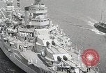 Standbild USS Wyoming Durchfahrt unter der Brooklyn Bridge New York City USA, 1930, aus Sekunde 24 historischem Filmmaterial Videoclip 65675023930