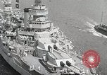 Standbild USS Wyoming Durchfahrt unter der Brooklyn Bridge New York City USA, 1930, aus Sekunde 25 historischem Filmmaterial Videoclip 65675023930