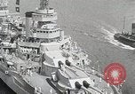 Standbild USS Wyoming Durchfahrt unter der Brooklyn Bridge New York City USA, 1930, aus Sekunde 26 historischem Filmmaterial Videoclip 65675023930