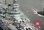 Standbild USS Wyoming Durchfahrt unter der Brooklyn Bridge New York City USA, 1930, aus Sekunde 27 historischem Filmmaterial Videoclip 65675023930