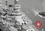 Standbild USS Wyoming Durchfahrt unter der Brooklyn Bridge New York City USA, 1930, aus Sekunde 28 historischem Filmmaterial Videoclip 65675023930