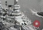 Standbild USS Wyoming Durchfahrt unter der Brooklyn Bridge New York City USA, 1930, aus Sekunde 29 historischem Filmmaterial Videoclip 65675023930